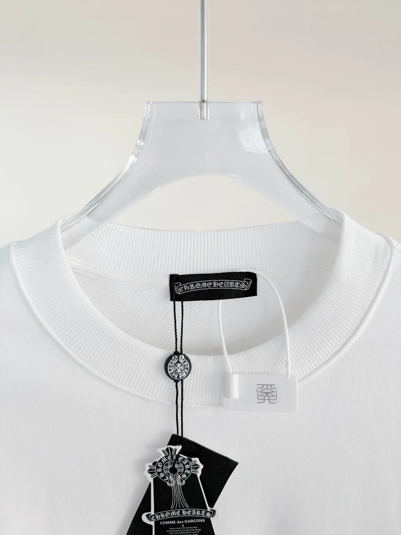 P250 [High Quality] Chrome Hearts Embroidered Horseshoe Rivets🪡+Watermark Letters‼ ️Round neck sweatshirt *Customized 420g terry cotton fabric, soft, skin-friendly and comfortable *Embroidery process: front horseshoe print + rivet embroidery *A very simple and elegant classic continuation. It is unparalleled in terms of upper body comfort, interpreting your luxury and taste, and creating your fashion style and charm. Three complete standards. Same style for men and women. 𝐂𝐎𝐋𝐎𝐔𝐑: Black/White 𝐒𝐈𝐙𝐄: S-XL